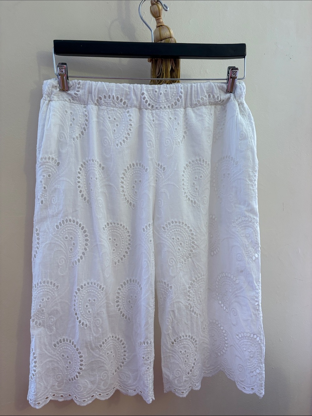 White Eyelet Elastic-Waist Capris. Cotton. ITALY